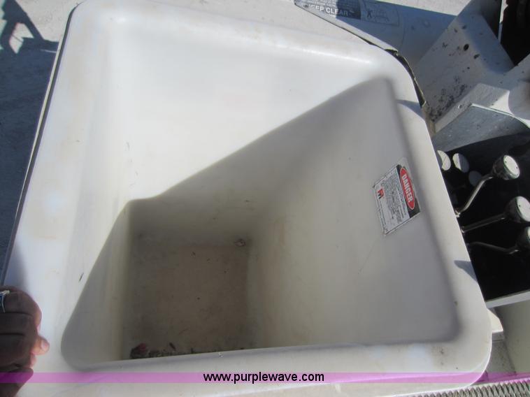 image for item D5685 1986 GMC TopKick 7000 bucket truck