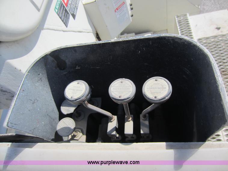 image for item D5685 1986 GMC TopKick 7000 bucket truck