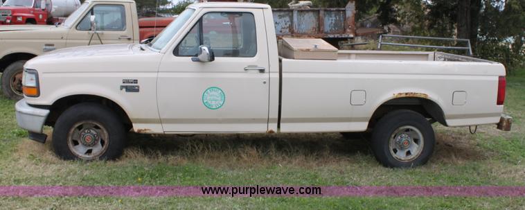 image for item E4220 1993 Ford F150 pickup truck