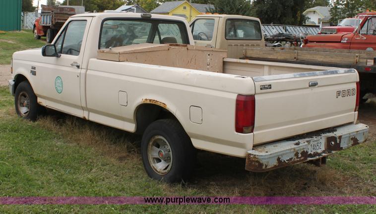 image for item E4220 1993 Ford F150 pickup truck