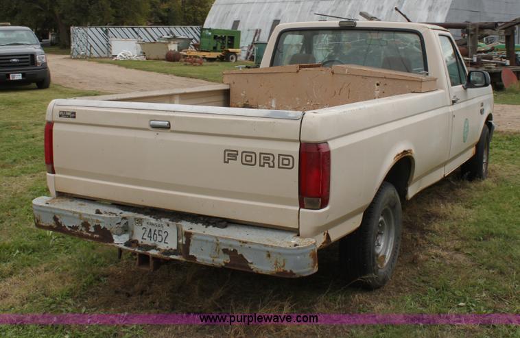 image for item E4220 1993 Ford F150 pickup truck