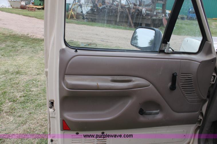 image for item E4220 1993 Ford F150 pickup truck