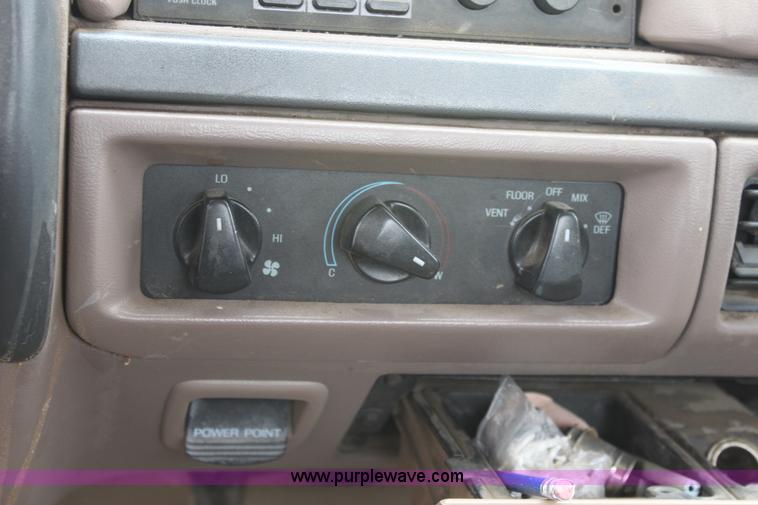 image for item E4220 1993 Ford F150 pickup truck