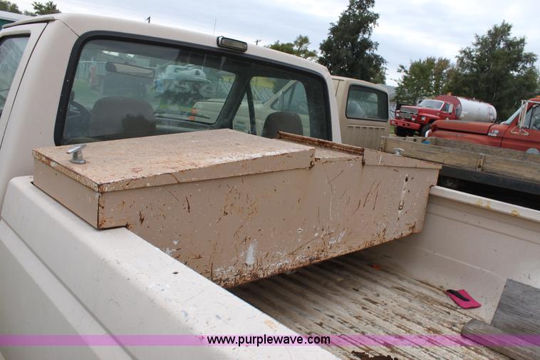 image for item E4220 1993 Ford F150 pickup truck