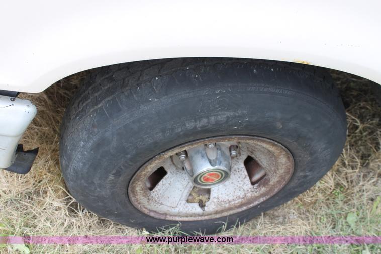 image for item E4220 1993 Ford F150 pickup truck