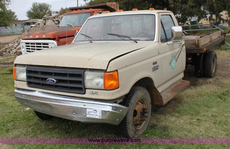 image for item E4221 1988 Ford F350 XL flatbed pickup truck
