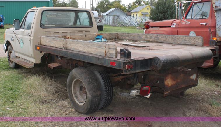 image for item E4221 1988 Ford F350 XL flatbed pickup truck