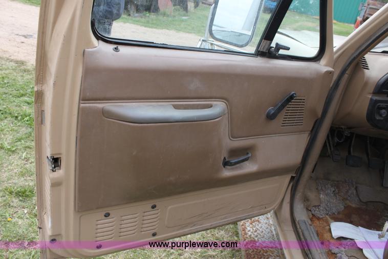 image for item E4221 1988 Ford F350 XL flatbed pickup truck