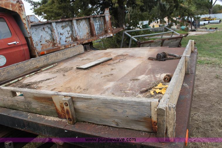 image for item E4221 1988 Ford F350 XL flatbed pickup truck