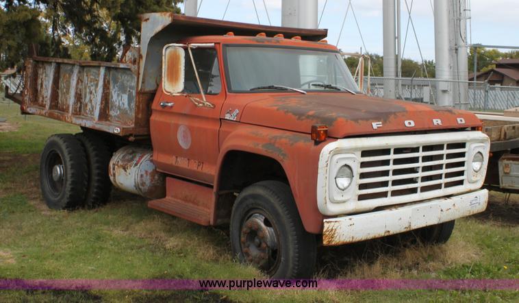 image for item E4222 1977 Ford F700 dump truck
