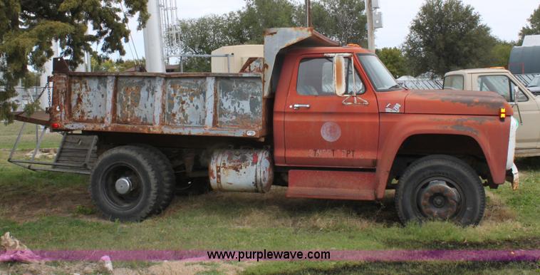 image for item E4222 1977 Ford F700 dump truck