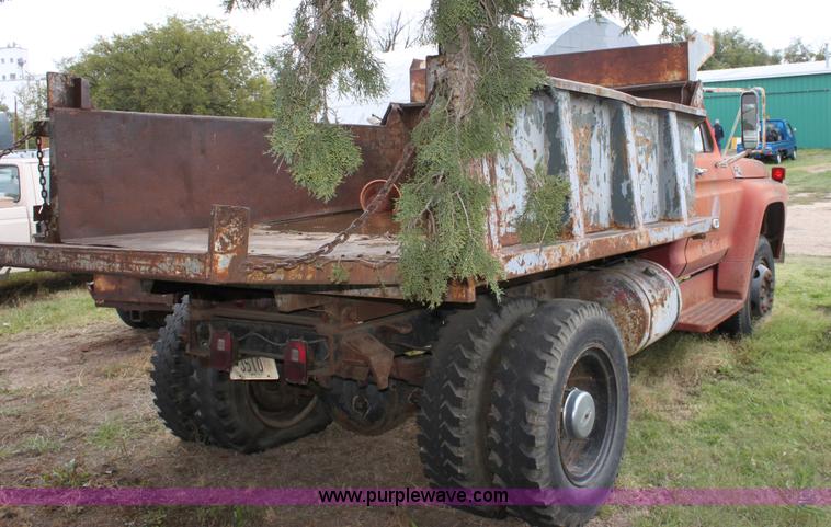 image for item E4222 1977 Ford F700 dump truck
