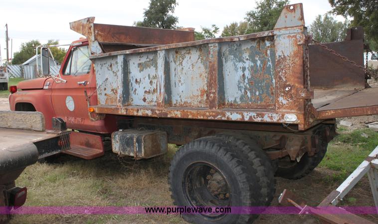 image for item E4222 1977 Ford F700 dump truck
