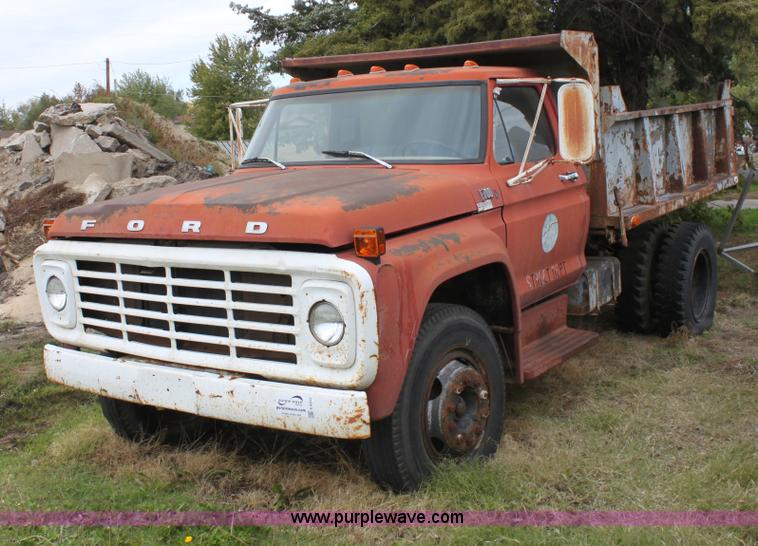 image for item E4222 1977 Ford F700 dump truck