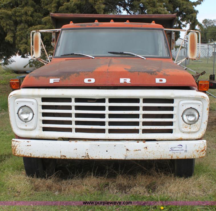 image for item E4222 1977 Ford F700 dump truck