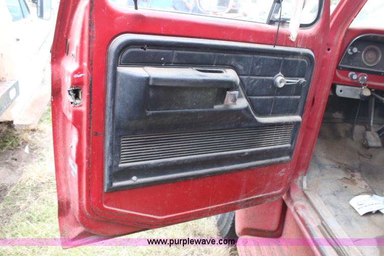 image for item E4222 1977 Ford F700 dump truck