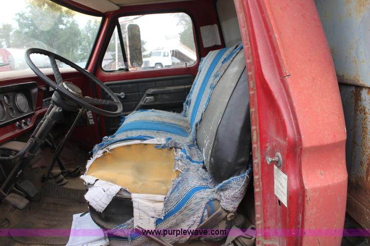 image for item E4222 1977 Ford F700 dump truck