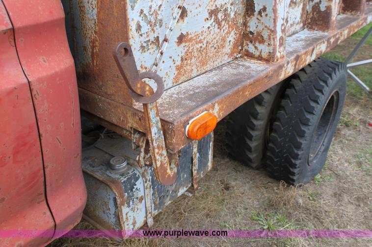 image for item E4222 1977 Ford F700 dump truck