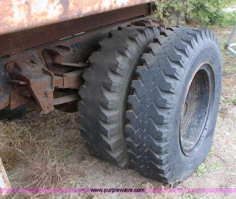 image for item E4222 1977 Ford F700 dump truck