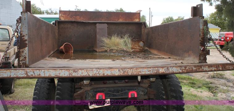 image for item E4222 1977 Ford F700 dump truck