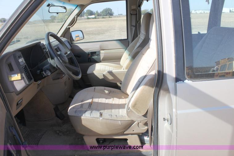 image for item E4229 1993 Chevrolet Astro van