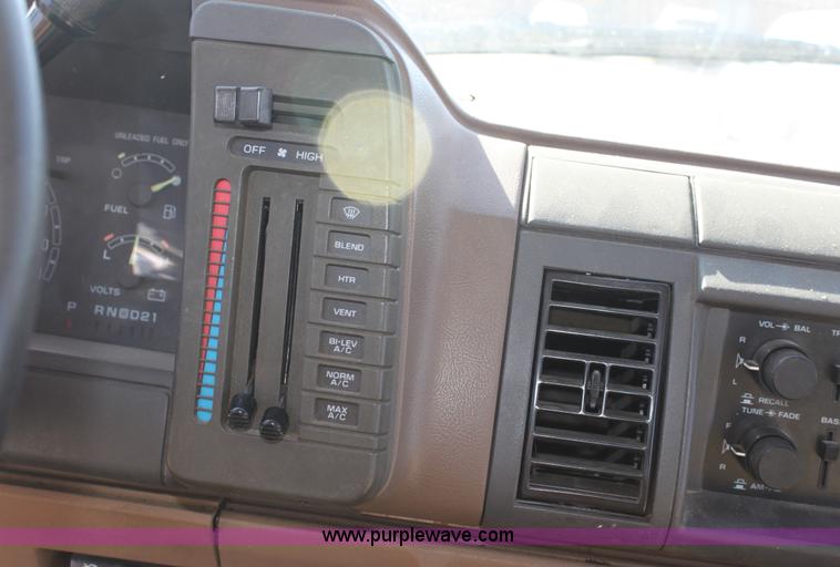 image for item E4229 1993 Chevrolet Astro van