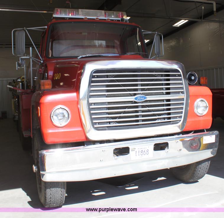 image for item E4231 1979 Ford F900 tanker truck