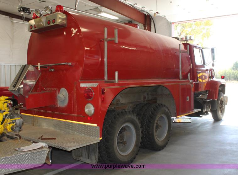 image for item E4231 1979 Ford F900 tanker truck