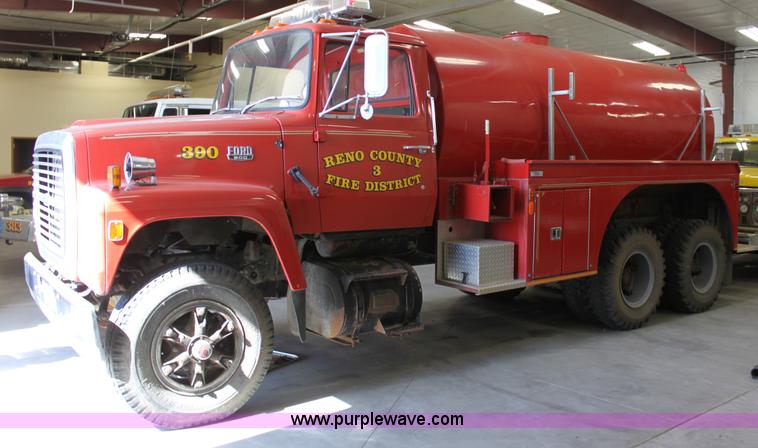 image for item E4231 1979 Ford F900 tanker truck
