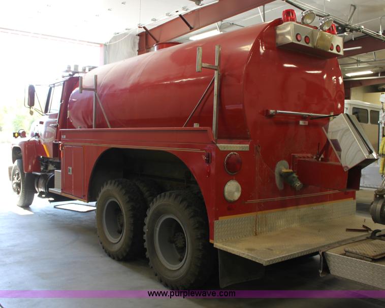 image for item E4231 1979 Ford F900 tanker truck