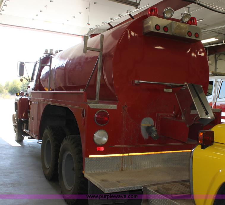 image for item E4231 1979 Ford F900 tanker truck