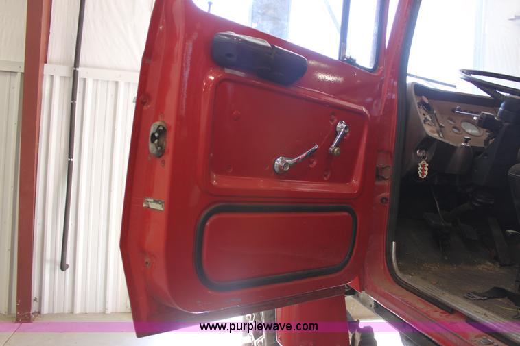 image for item E4231 1979 Ford F900 tanker truck