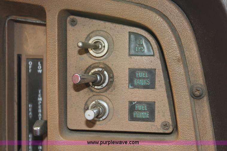 image for item E4231 1979 Ford F900 tanker truck