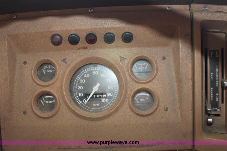 image for item E4231 1979 Ford F900 tanker truck