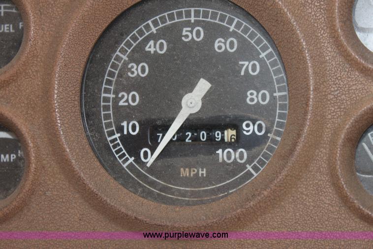 image for item E4231 1979 Ford F900 tanker truck