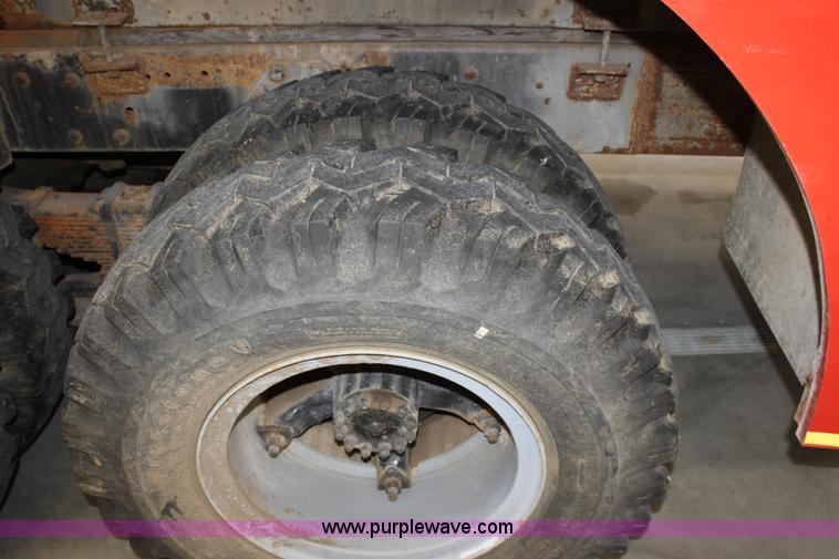 image for item E4231 1979 Ford F900 tanker truck