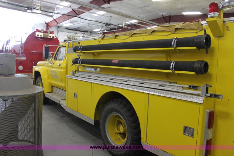 image for item E4232 1979 Ford F700 firetruck