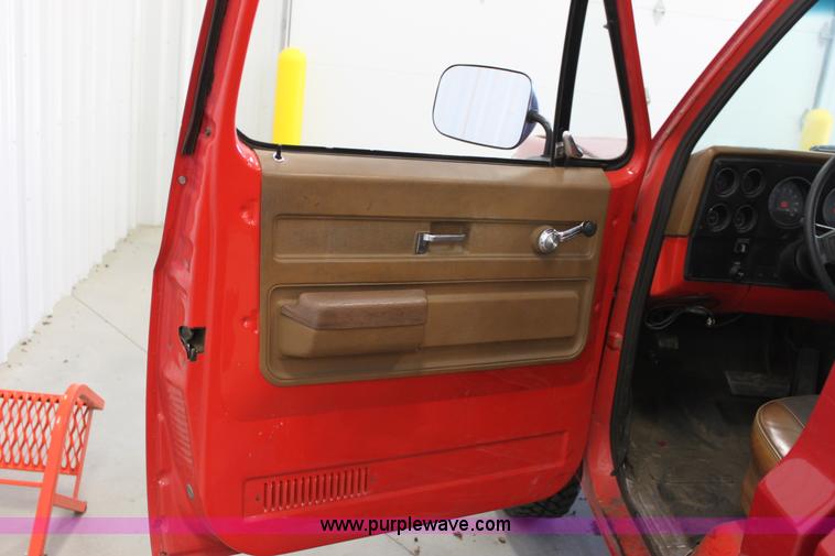 image for item E4233 1973 Chevrolet 2500 pickup truck