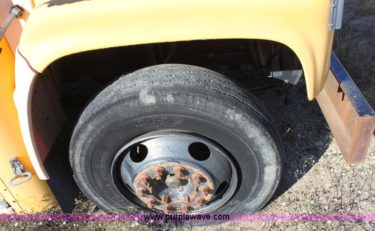 image for item E4235 1995 Chevrolet B7 Bluebird school bus