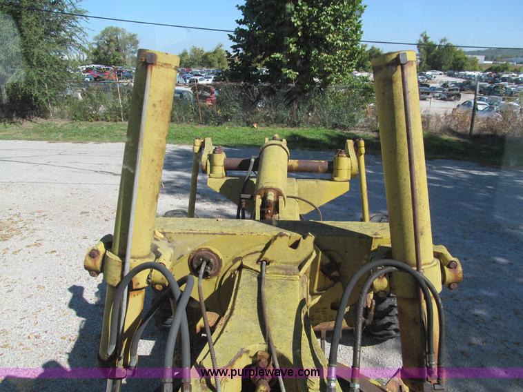image for item E5577 Huber Warco 10D motor grader