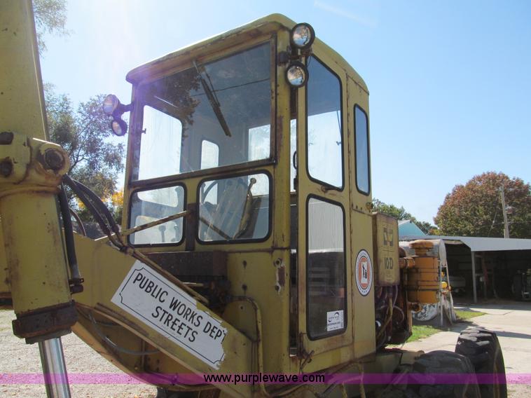 image for item E5577 Huber Warco 10D motor grader