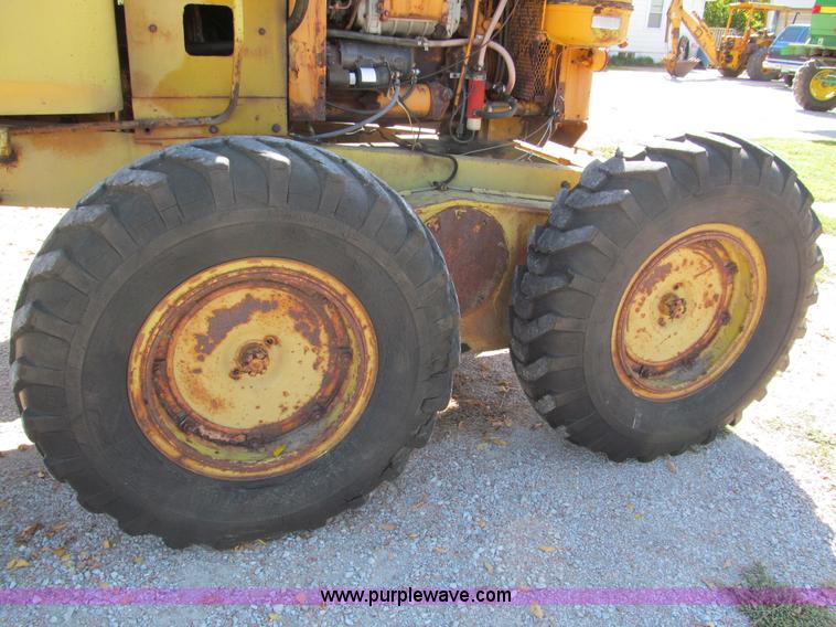 image for item E5577 Huber Warco 10D motor grader