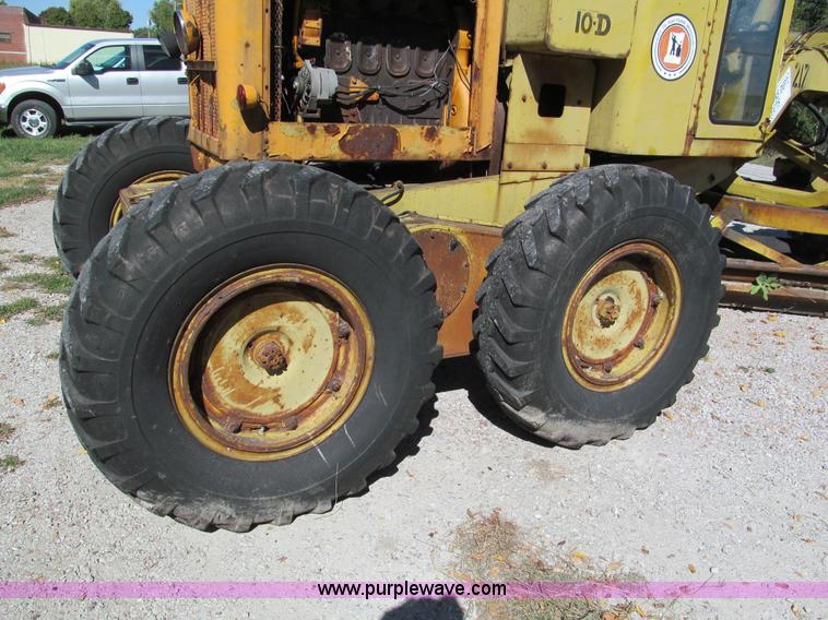 image for item E5577 Huber Warco 10D motor grader