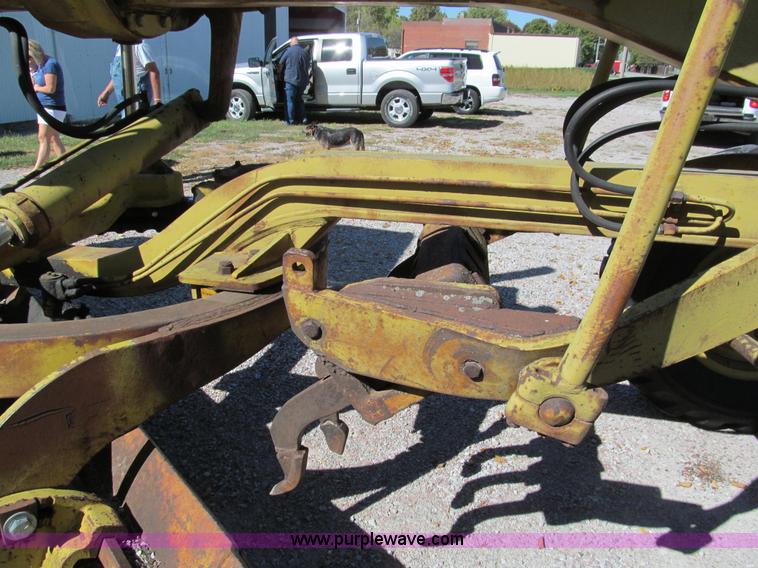 image for item E5577 Huber Warco 10D motor grader