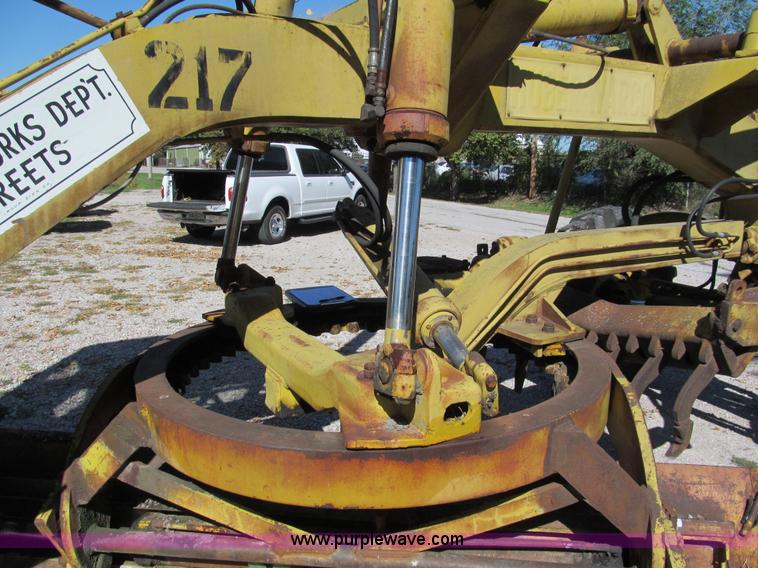 image for item E5577 Huber Warco 10D motor grader