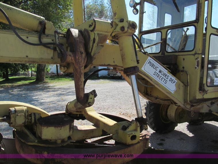 image for item E5577 Huber Warco 10D motor grader