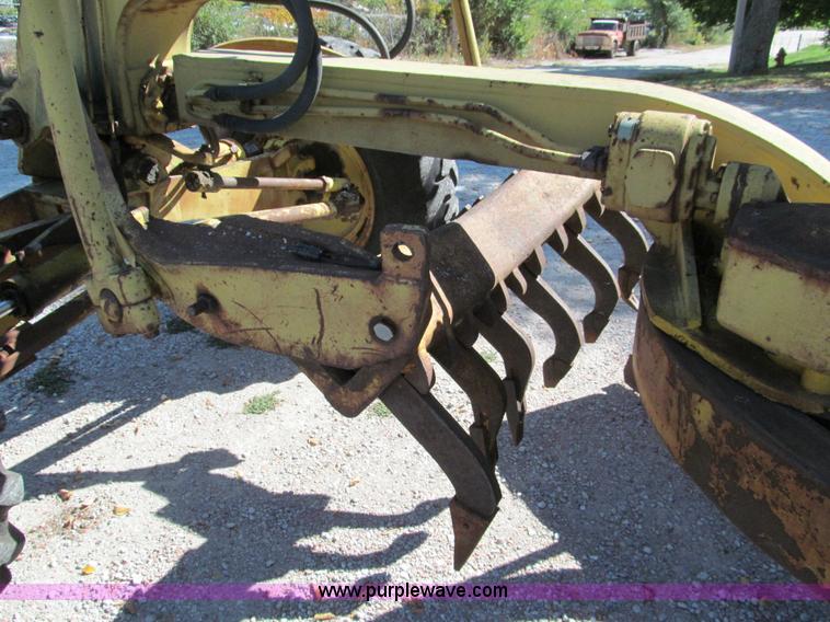 image for item E5577 Huber Warco 10D motor grader