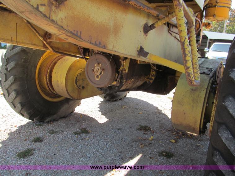 image for item E5577 Huber Warco 10D motor grader