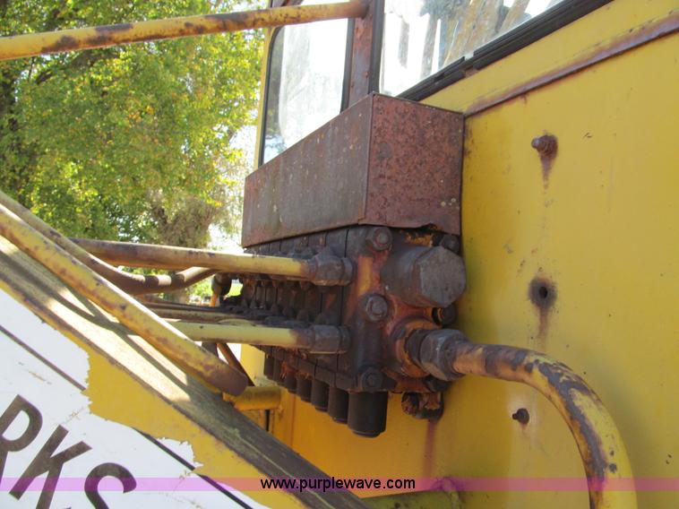 image for item E5577 Huber Warco 10D motor grader