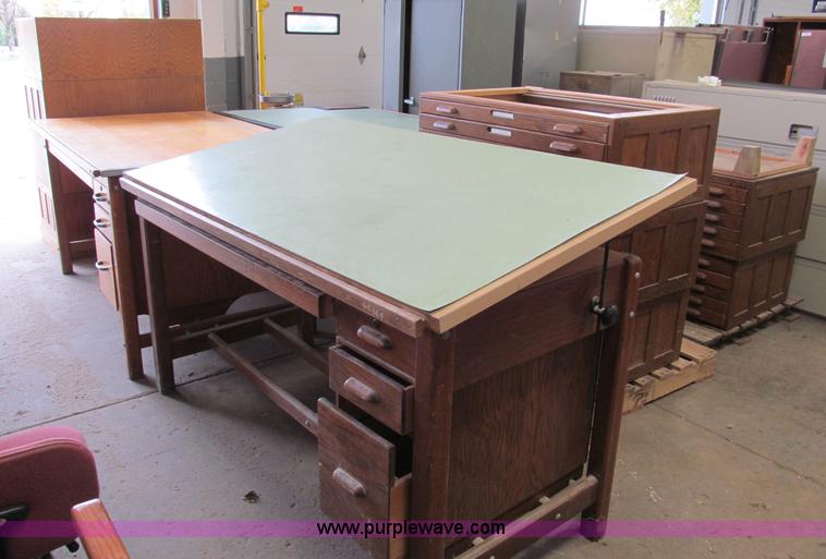 image for item E5621 Assorted office supplies